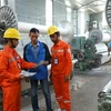 Công nhân Tổng Công ty Điện lực Hà Nội tuyên truyền tiết kiệm điện, sử dụng điện an toàn và hiệu quả cho các hộ sản xuất trên địa bàn huyện Thanh Oai. (Ảnh: Ngọc Hà/TTXVN)