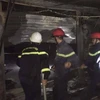 Lực lượng Phòng cháy chữa cháy và Cứu nạn cứu hộ Công an tỉnh Nghệ An kịp thời khống chế đám cháy chợ Vân. (Ảnh: TTXVN phát)