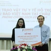 Đại diện Tập đoàn Flamingo trao tượng trưng tặng 43.000 khẩu trang và thuốc, hỗ trợ kiều bào Việt Nam ở châu Âu phòng chống dịch COVID-19. (Ảnh: Lâm Khánh/TTXVN)