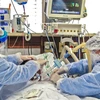 Nhân viên y tế chăm sóc bệnh nhân mắc COVID-19 tại một bệnh viện ở Porto Alegre, Brazil. (Ảnh: AFP/TTXVN)