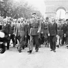 Tướng Pháp Charles de Gaulle cùng đoàn tùy tùng của mình dạo bước qua Khải Hoàn Môn sau khi Paris được giải phóng, ngày 28/8/1944. (Ảnh: Tư liệu quốc tế/TTXVN phát)