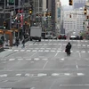 Giao thông thưa thớt tại một tuyến phố ở New York, Mỹ do dịch COVID-19. (Ảnh: AFP/TTXVN)