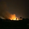 Khói lửa bốc ngùn ngụt sau một vụ nã pháo tại Salah Al-Din ở Tripoli ngày 9/5.( Ảnh: THX/TTXVN)