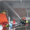 Cán bộ chiến sỹ Phòng Cảnh sát Phòng cháy chữa cháy và cứu nạn cứu hộ Công an tỉnh An Giang đang nỗ lực dập tắt một đám cháy. (Ảnh: Công Mạo/TTXVN)