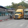 Phương tiện chuẩn bị xuất khẩu hàng hóa qua cửa khẩu quốc tế Hữu Nghị, Lạng Sơn. (Ảnh: Quang Duy/TTXVN)