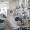 Nhân viên y tế điều trị cho bệnh nhân mắc COVID-19 tại một bệnh viện ở Moskva, Nga. (Ảnh: THX/TTXVN)