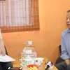 Nhà nghiên cứu Lý Minh Hán (bìa phải) trò chuyện cùng phóng viên TTXVN. (Ảnh: Xuân Tuấn-Lê Anh/TTXVN)