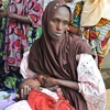 Một bà mẹ mang con bị suy dinh dưỡng tới khám tại bệnh viện ở Gao, Mali. (Ảnh: AFP/TTXVN)