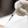 Các chuyên gia của trung tâm NITsEM đã tự thử nghiệm vắcxin chống virus corona trên người họ. (Nguồn: corona24.news)