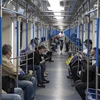Hành khách đeo khẩu trang và găng tay phòng lây nhiễm COVID-19 trên tàu điện ngầm ở Moskva, Nga. (Ảnh: THX/TTXVN)