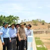 Thứ trưởng Nguyễn Hoàng Hiệp cùng đoàn công tác kiểm tra thực địa tại hồ Đá Bạc, huyện Tuy Phong. (Ảnh: Hồng Hiếu/TTXVN)
