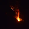 Đám cháy vẫn bùng phát tại núi Sọ, nhưng lực lượng chức năng không còn có mặt để khống chế đám cháy. (Ảnh: Văn Dũng/TTXVN)