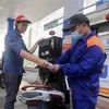 Mua bán xăng, dầu tại cửa hàng kinh doanh của Petrolimex trên phố Lạc Trung, Hai Bà Trưng, Hà Nội. (Ảnh: Trần Việt/TTXVN)