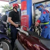 Mua bán xăng dầu tại cửa hàng kinh doanh xăng dầu PVOIL Thái Thịnh, Đống Đa, Hà Nội. (Ảnh: Trần Việt/TTXVN)