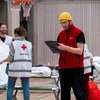 Nhân viên Chữ thập Đỏ làm việc tại một bệnh viện dã chiến điều trị cho bệnh nhân COVID-19 tại Oslo, Na Uy. (Ảnh: AFP/TTXVN)