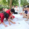 Các em nhỏ tham gia các hoạt động vui chơi tại phố đi bộ hồ Gươm. (Ảnh: Thành Đạt/TTXVN)