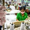 Một xưởng may các sản phẩm bảo hộ cá nhân tại Bangkok, Thái Lan. (Ảnh: AFP/TTXVN)