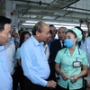 Thủ tướng Nguyễn Xuân Phúc trò chuyện với công nhân công ty. (Ảnh: Thống Nhất/TTXVN)