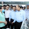 Thủ tướng Nguyễn Xuân Phúc nói chuyện với công nhân Công ty TNHH Điện tử Foster (Việt Nam). (Ảnh: Thống Nhất/TTXVN)