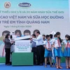 Phó Chủ tịch nước Đặng Thị Ngọc Thịnh cùng các đại biểu mở món quà đặc biệt dành tặng các em học sinh nhân ngày tết thiếu nhi. (Nguồn: Vinamilk)