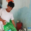 Nước giếng đột ngột nhiễm mặn khiến người dân thôn Sơn Trà, xã Bình Đông (Bình Sơn) phải mua nước về dùng. (Nguồn: Báo Quảng Ngãi)
