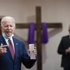 Cựu Phó Tổng thống Mỹ Joe Biden (trái) phát biểu trong cuộc gặp các nhà lãnh đạo người Mỹ gốc Phi ở tiểu bang Delaware ngày 1/6. (Ảnh: AFP/TTXVN)