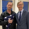 Cựu binh hải quân Mỹ Michael White (trái) chụp ảnh cùng Đặc phái viên Mỹ về vấn đề Iran Brian Hook (phải) tại sân bay Zurich, Thụy Sĩ sau khi ông White được chính quyền Tehran trả tự do ngày 4/6. (Ảnh: AFP/TTXVN)