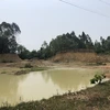 Đất đồi tại xã Phú Sơn đang bị 'băm nát' do khai thác, thu gom, vận chuyển đất tùy tiện. (Ảnh: Nguyễn Văn Cảnh/TTXVN)