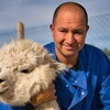 Bác sỹ Alejandro Rojas và một con lạc đà không bướu. (Nguồn: burgeronreport.com)