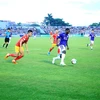 Rimario (Hà Nội FC) đi bóng trước sự đeo bám của các cầu thủ Hồng Lĩnh Hà Tĩnh. (Ảnh: Phan Quân/TTXVN)