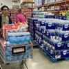 Người dân mua sắm tại một cửa hàng ở bang California, Mỹ. (Ảnh: AFP/TTXVN)