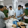 Chủ tịch Ủy ban Nhân dân tỉnh Đắk Nông Nguyễn Bốn (thứ 2, phải sang) thăm hỏi các nạn nhân của vụ tai nạn được cấp cứu tại Bệnh viện đa khoa vùng Tây Nguyên. (Ảnh: Tuấn Anh/TTXVN)
