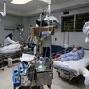 Nhân viên y tế chăm sóc bệnh nhân nhiễm COVID-19 tại bệnh viện ở San Salvador, El Salvador. (Ảnh: AFP/TTXVN)