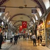 Người dân mua sắm hàng hóa tại một khu chợ ở Istanbul, Thổ Nhĩ Kỳ. (Ảnh: THX/TTXVN)