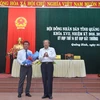 Bí thư Tỉnh ủy Quảng Bình Hoàng Đăng Quang (phải) chúc mừng tân Phó Chủ tịch UBND tỉnh Trần Phong. (Nguồn: baochinhphu.vn)