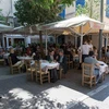 Người dân tại một nhà hàng ở Athens, Hy Lạp. (Ảnh: THX/TTXVN)
