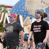 Người dân đeo khẩu trang phòng dịch COVID-19 tại El Paso, bang Florida (Mỹ). (Ảnh: AFP/TTXVN)