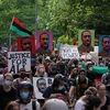 Người dân tham gia tuần hành kỷ niệm ngày lễ Juneteenth tại New York, Mỹ. (Ảnh: AFP/TTXVN)
