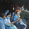 Lãnh đạo Bộ Chỉ huy quân sự tỉnh Hòa Bình thăm hỏi sức khỏe các công dân khi họ về tới cơ sở cách ly thuộc Trung đoàn T14. (Ảnh: Trọng Đạt/TTXVN)