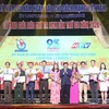 Lãnh đạo thành phố trao thưởng các tác giả, nhóm tác giả đoạt Giải báo chí Thành phố Hồ Chí Minh lần thứ 38. (Ảnh: Thu Hương/TTXVN)