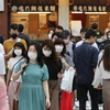 Người dân đeo khẩu trang phòng lây nhiễm COVID-19 tại Tokyo, Nhật Bản. (Ảnh: THX/TTXVN)