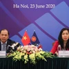 Thứ trưởng Bộ Ngoại giao Nguyễn Quốc Dũng (trái) chủ trì Họp báo về Hội nghị cấp cao ASEAN lần thứ 36. (Ảnh: Hoàng Việt/TTXVN)