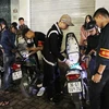 Lực lượng cảnh sát liên ngành 141 tiến hành kiểm tra hành chính người điều khiển xe máy vi phạm giao thông trên đường Đại Cồ Việt, Hà Nội. (Ảnh: Doãn Tấn/TTXVN)