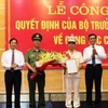 Trao quyết định bổ nhiệm Giám đốc Công an tỉnh Quảng Bình cho Đại tá Nguyễn Tiến Nam. (Ảnh: TTXVN phát)