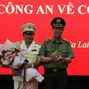 Thiếu tướng Lê Tấn Tới, Thứ trưởng Bộ Công an, trao Quyết định bổ nhiệm Đại tá Rah Lan Lâm giữ chức Giám đốc Công an tỉnh Gia Lai. (Ảnh: Hoài Nam/TTXVN)