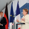 Thủ tướng Đức Angela Merkel (phải) và Tổng thống Pháp Emmanuel Macron trong cuộc họp báo chung sau hội đàm, tại Meseberg, ngoại ô Berlin. (Ảnh: AFP/TTXVN)