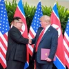 Tổng thống Mỹ Donald Trump (phải) và nhà lãnh đạo Triều Tiên Kim Jong-un tại hội nghị thượng đỉnh Mỹ-Triều ở Singapore ngày 12/6/2018. (Ảnh: AFP/TTXVN)