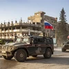 Xe quân sự Nga tham gia chiến dịch tuần tra chung tại khu vực biên giới giữa Syria với Thổ Nhĩ Kỳ, gần sân bay Qamishli, miền Bắc Syria ngày 9/4. (Ảnh: AFP/TTXVN)