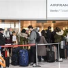 Hành khách chờ làm thủ tục tại sân bay Paris-Charles-de-Gaulle ở Roissy en France, Pháp. (Ảnh: AFP/TTXVN)
