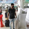 Nhân viên kiểm tra thân nhiệt của hành khách tại nhà ga tàu hỏa Kamlapur ở Dhaka, Bangladesh. (Ảnh: THX/TTXVN)
